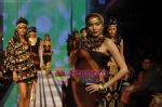 Model walks the ramp for Malini Ramani Show at Lakme Winter fashion week day 5 on 21st Sept 2010 (66).JPG